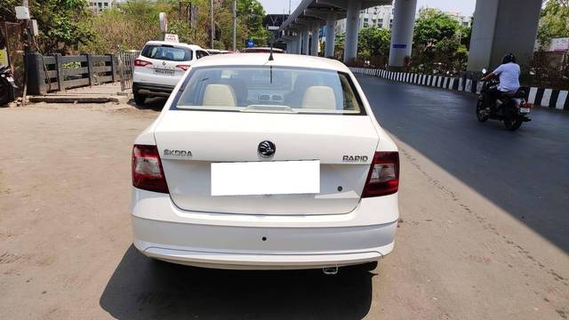 https://images10.gaadi.com/usedcar_image/3954330/original/processed_processed_e7763276682268feed6fb9a82abc8675.jpeg?imwidth=6402