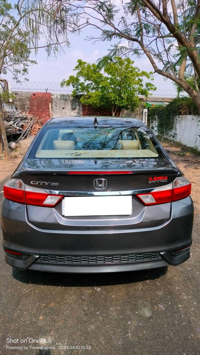 https://images10.gaadi.com/usedcar_image/3955995/original/processed_85c66e33e1df9fab885a1f94467a317e.jpg?imwidth=6401