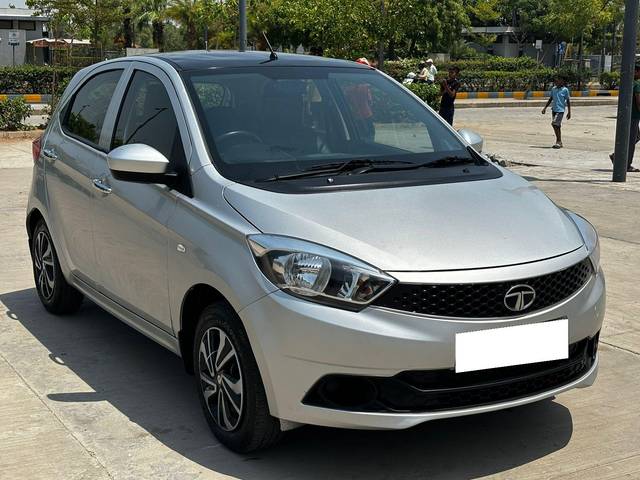 https://images10.gaadi.com/usedcar_image/3963405/original/processed_a75308cdfe7a0e4ba0f1bdb26a69c35e.jpg?imwidth=6400