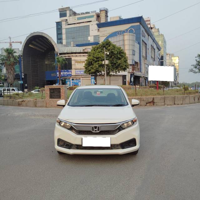 https://images10.gaadi.com/usedcar_image/3965422/original/processed_db8c279fe66870c7b4dfef5b19bb0845.jpg?imwidth=6400