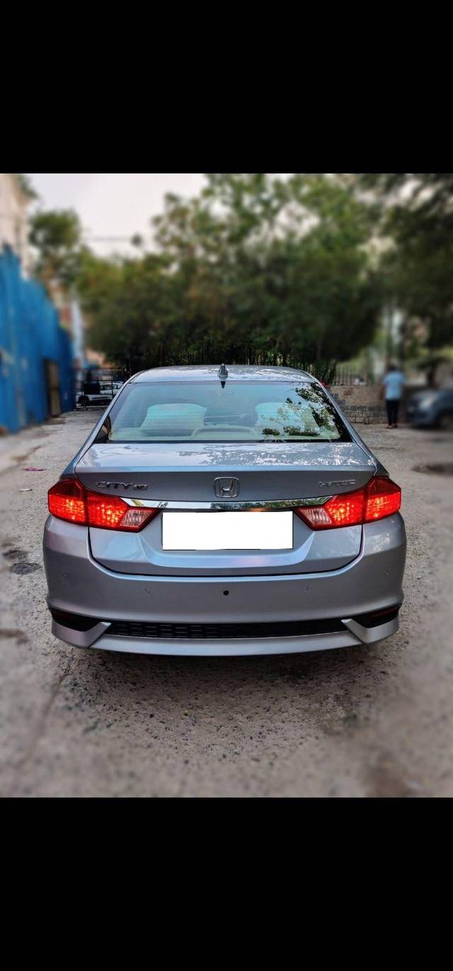 https://images10.gaadi.com/usedcar_image/3966542/original/processed_e81f8c6f2fe2592b421fd254b42a7b0b.jpg?imwidth=6401