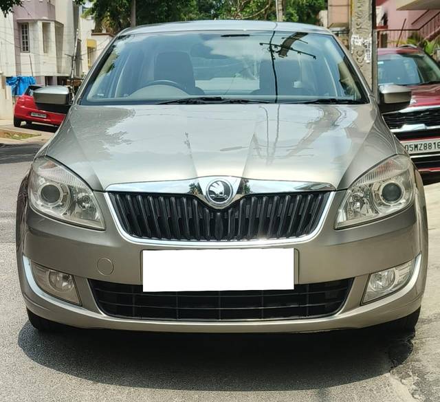 https://images10.gaadi.com/usedcar_image/3968365/original/processed_7df0fe7323fa669113246037a35562ee.jpg?imwidth=6400