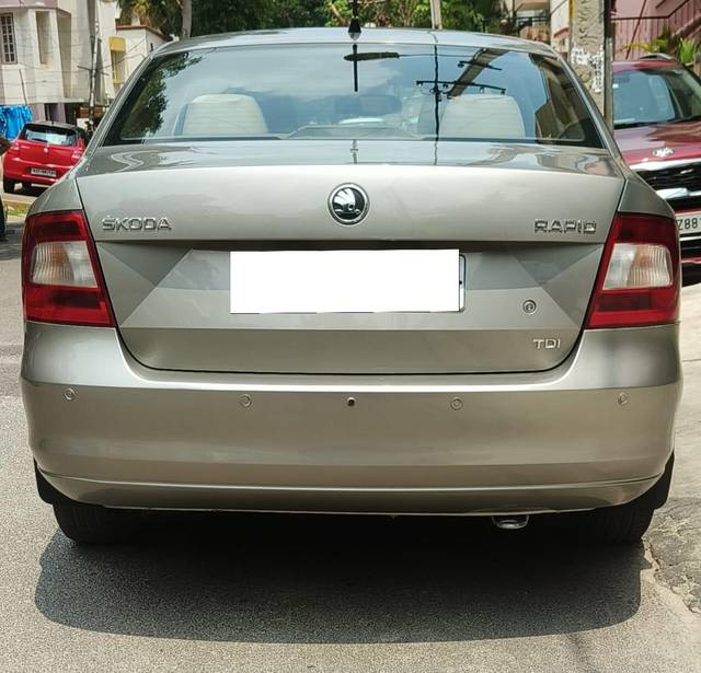 https://images10.gaadi.com/usedcar_image/3968365/original/processed_cb058dd9c3d4e40c43dafcc36d16a487.jpg?imwidth=6402