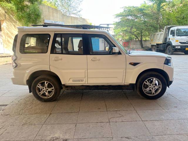 https://images10.gaadi.com/usedcar_image/3968630/original/processed_1790e119c6a2fb6f8c831e2d0b276e0e.jpg?imwidth=6401