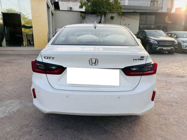 https://images10.gaadi.com/usedcar_image/3969297/original/processed_b91082652335ef2a48e6c7799919a6a4.jpeg?imwidth=6402