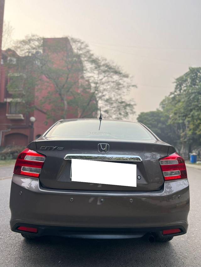 https://images10.gaadi.com/usedcar_image/3970645/original/processed_640cbd12aa69d0516ea5d3517a4fcabc.jpg?imwidth=6402