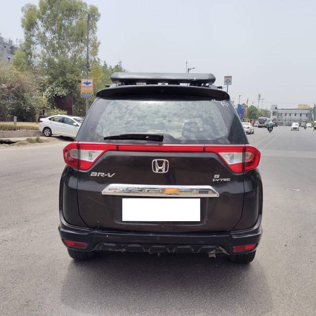 https://images10.gaadi.com/usedcar_image/3972139/original/processed_44b147cad15f3ef3df9eaf5b1c77dea8.jpg?imwidth=6402