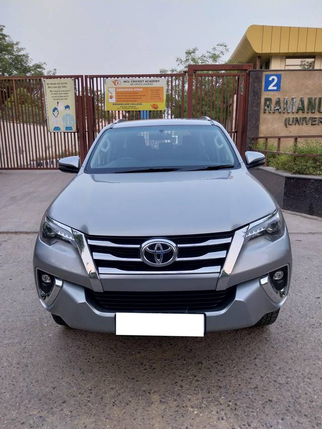 https://images10.gaadi.com/usedcar_image/3972737/original/processed_e5cf4a177b51b90572a213983c923700.jpg?imwidth=6400