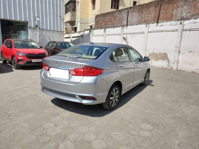 https://images10.gaadi.com/usedcar_image/3975886/original/processed_b2486d39b098f5f5d4420aa3eb722036.jpeg?imwidth=6402