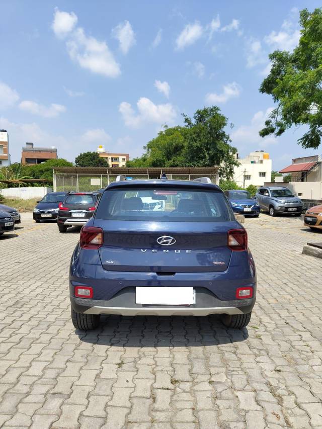 https://images10.gaadi.com/usedcar_image/3977305/original/processed_863452caad609b2b8abd600359645b32.jpg?imwidth=6402