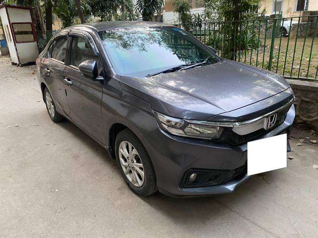 https://images10.gaadi.com/usedcar_image/3978325/original/processed_fee213291443f86fb7e2dcd933c8036d.jpg?imwidth=6400