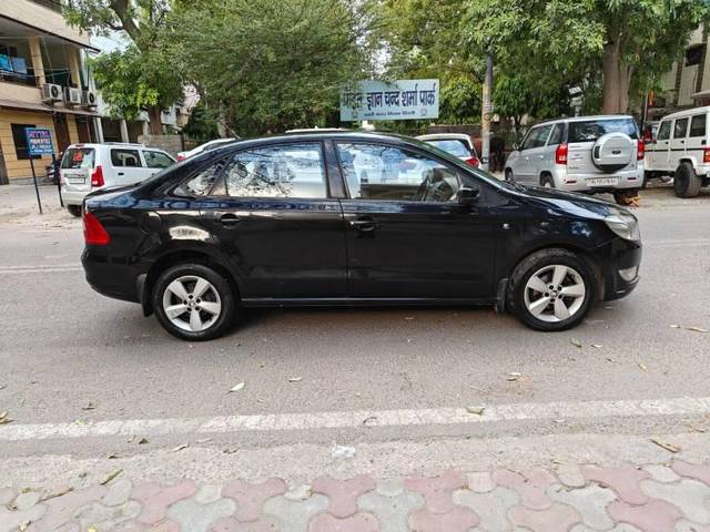 https://images10.gaadi.com/usedcar_image/3980285/original/processed_e85c9cef-fda0-474f-bf4a-7657bd7f7a66.jpg?imwidth=6401