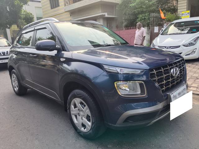 https://images10.gaadi.com/usedcar_image/3983751/original/processed_1f8c6bb2a5953f818bfecf657aff5107.jpg?imwidth=6400