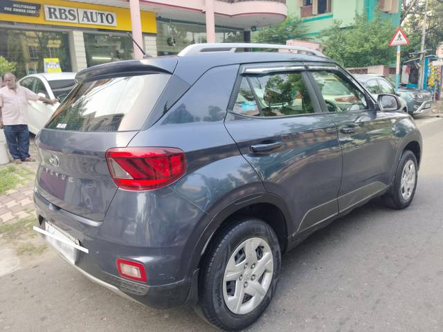 https://images10.gaadi.com/usedcar_image/3983751/original/processed_245d602dc27e2d9a00d09baef93f752e.jpg?imwidth=6402