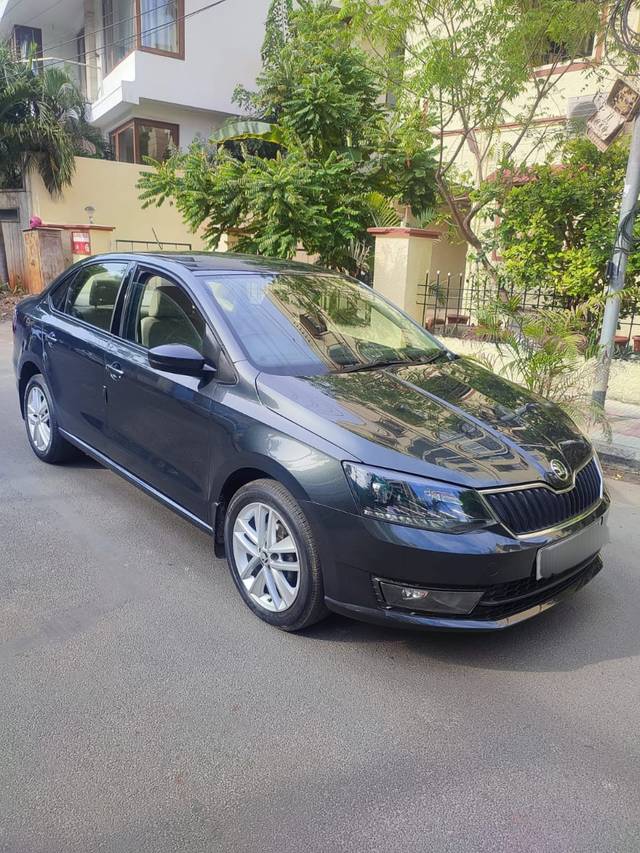 https://images10.gaadi.com/usedcar_image/3984105/original/dcbada5bdf397c0a69903459e597daa7.jpg?imwidth=6400