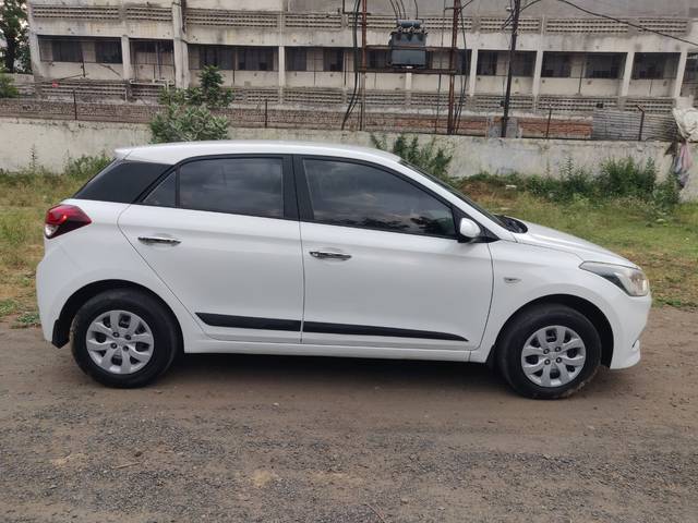 https://images10.gaadi.com/usedcar_image/3986819/original/908e0047abd37a26fda6f9aaf4dc126f.jpg?imwidth=6401