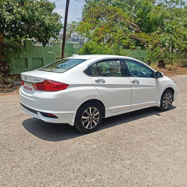 https://images10.gaadi.com/usedcar_image/3987918/original/processed_422b033abf111208bc1dbc6a140c9af1.jpg?imwidth=6402