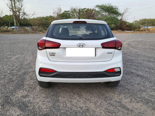 https://images10.gaadi.com/usedcar_image/3988223/original/processed_3327c556ee0f1e276080461d8d33feb6.jpg?imwidth=6402