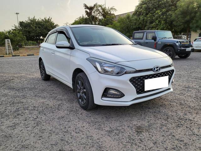 https://images10.gaadi.com/usedcar_image/3988223/original/processed_6985fc1a1ffc71424a8d7492bc57caa0.jpg?imwidth=6400