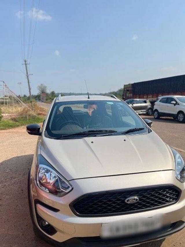 https://images10.gaadi.com/usedcar_image/3992221/original/processed_cdb669a1-d252-42d9-ae0d-b587818f78e3.jpg?imwidth=6402