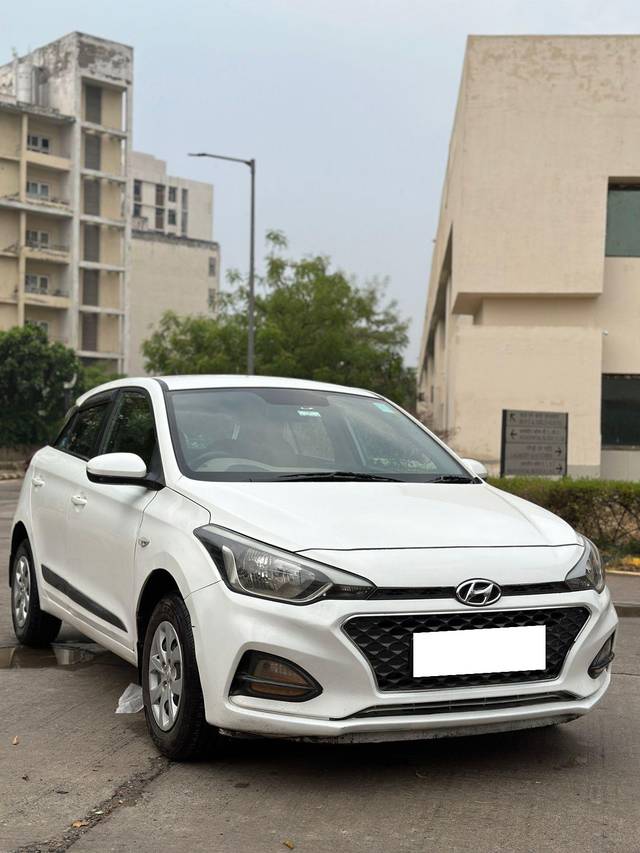 https://images10.gaadi.com/usedcar_image/3996630/original/processed_16570cde57d08ede2ef4b20258f90229.jpg?imwidth=6402