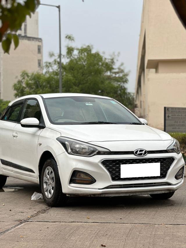 https://images10.gaadi.com/usedcar_image/3996630/original/processed_4dbfbe6f330b26b8fe0fd536a47d5954.jpg?imwidth=6401