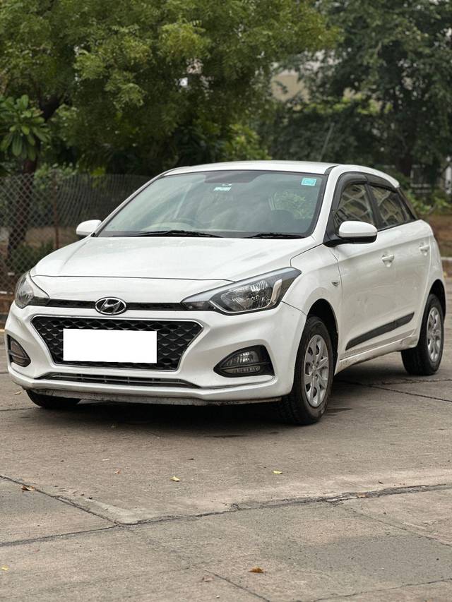 https://images10.gaadi.com/usedcar_image/3996630/original/processed_9446b46e418a50af75e7ee18c8b4a110.jpg?imwidth=6400