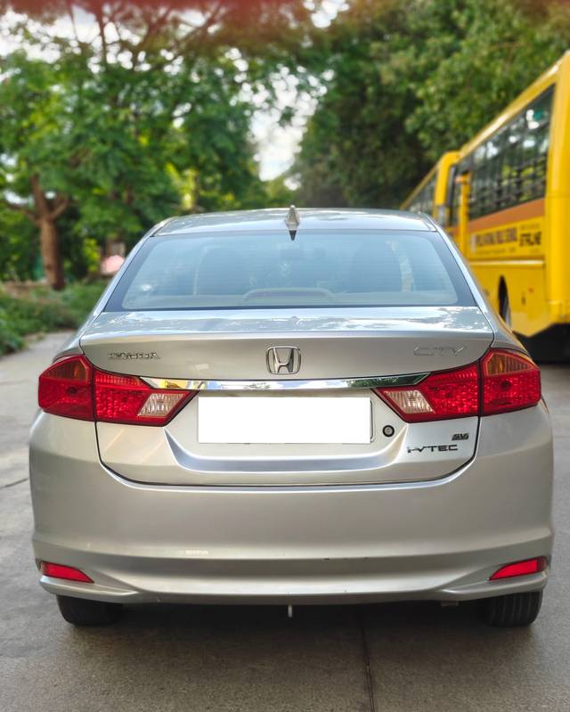 https://images10.gaadi.com/usedcar_image/3997343/original/processed_fee17eed8b7a294a7a4c33e2e351f2ea.jpg?imwidth=6402