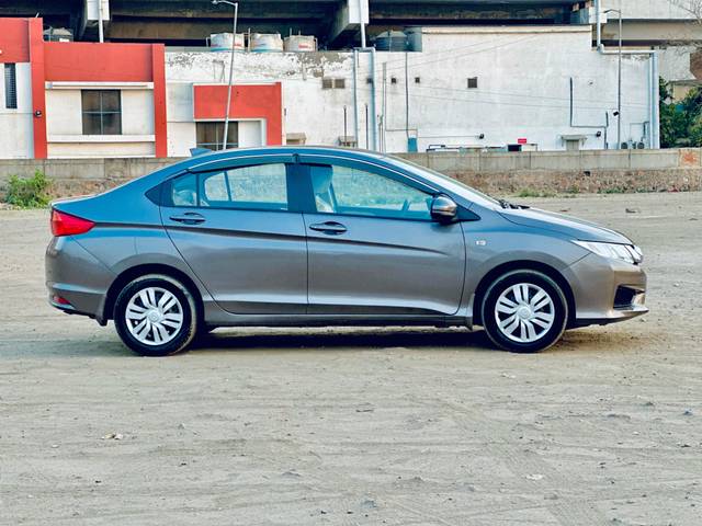 https://images10.gaadi.com/usedcar_image/4005026/original/processed_3c1ee7bf33c2e7836e6c923c2e9bcdd5.jpg?imwidth=6402