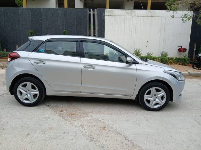 https://images10.gaadi.com/usedcar_image/4007793/original/processed_942fb2e6280f9f49eb50902f467de578.jpg?imwidth=6401