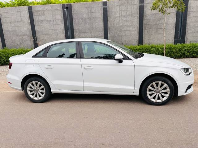 https://images10.gaadi.com/usedcar_image/4008283/original/043e4eb6805bcc160afcb5f0f1f0bd2e.jpeg?imwidth=6401