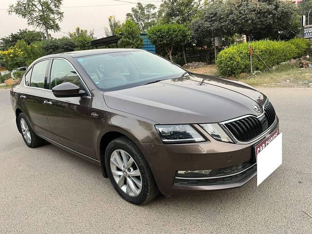 https://images10.gaadi.com/usedcar_image/4010796/original/processed_f64b410e41423c3e69c33f54c6217dfd.jpg?imwidth=6400