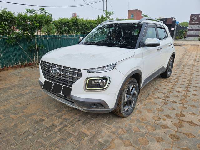 https://images10.gaadi.com/usedcar_image/4011108/original/processed_7abfa73ee08264b54caa2c7a4bed4516.jpg?imwidth=6402