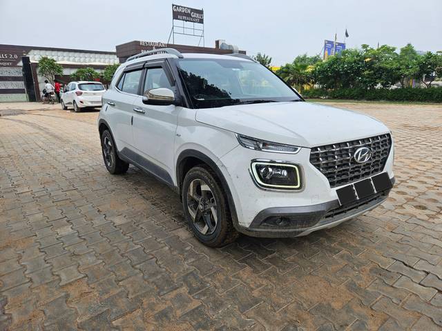 https://images10.gaadi.com/usedcar_image/4011108/original/processed_a74f66cb30218d4c0d7bddc6e317015b.jpg?imwidth=6401