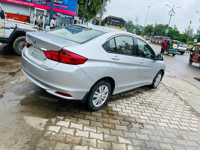 https://images10.gaadi.com/usedcar_image/4016026/original/processed_53483168f69b599442d9299750a2ea40.jpg?imwidth=6400