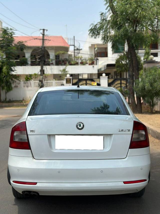 https://images10.gaadi.com/usedcar_image/4017721/original/processed_d50b54f4fe0bf818380d3a93cfe3a5e2.jpg?imwidth=6402