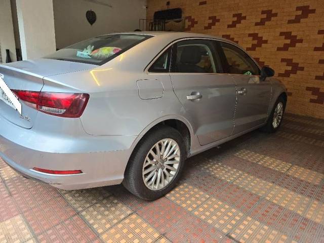 https://images10.gaadi.com/usedcar_image/4017856/original/processed_27b456d1-08fe-4504-ad27-5749180dc164.jpg?imwidth=6401