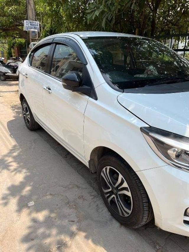 https://images10.gaadi.com/usedcar_image/4019248/original/processed_f25d1dec-eae8-411a-972f-2147fbee3592.jpeg?imwidth=6400