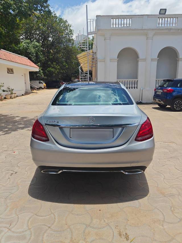 https://images10.gaadi.com/usedcar_image/4020064/original/processed_82c58124979acf96d1eaba441caa1e3e.jpeg?imwidth=6402