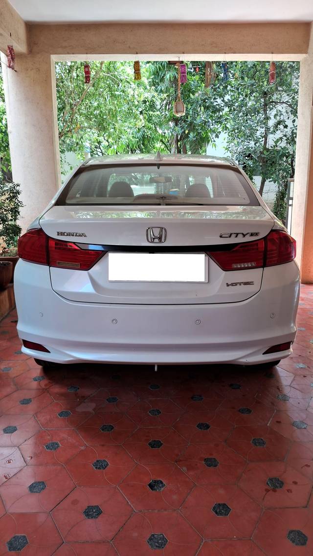 https://images10.gaadi.com/usedcar_image/4020258/original/processed_d6fb9b063da42da0c45a945f1ae79336.jpg?imwidth=6402