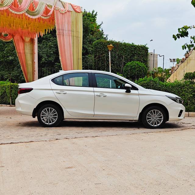 https://images10.gaadi.com/usedcar_image/4021011/original/6a0fc1ce9ed5c6c125dfc77782eb958d.jpg?imwidth=6401