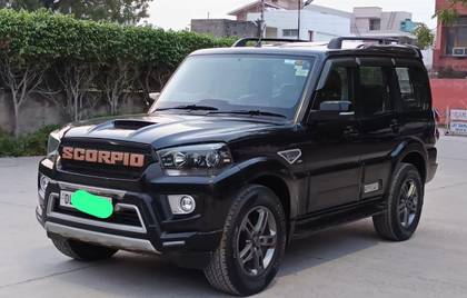 Mahindra Scorpio S9