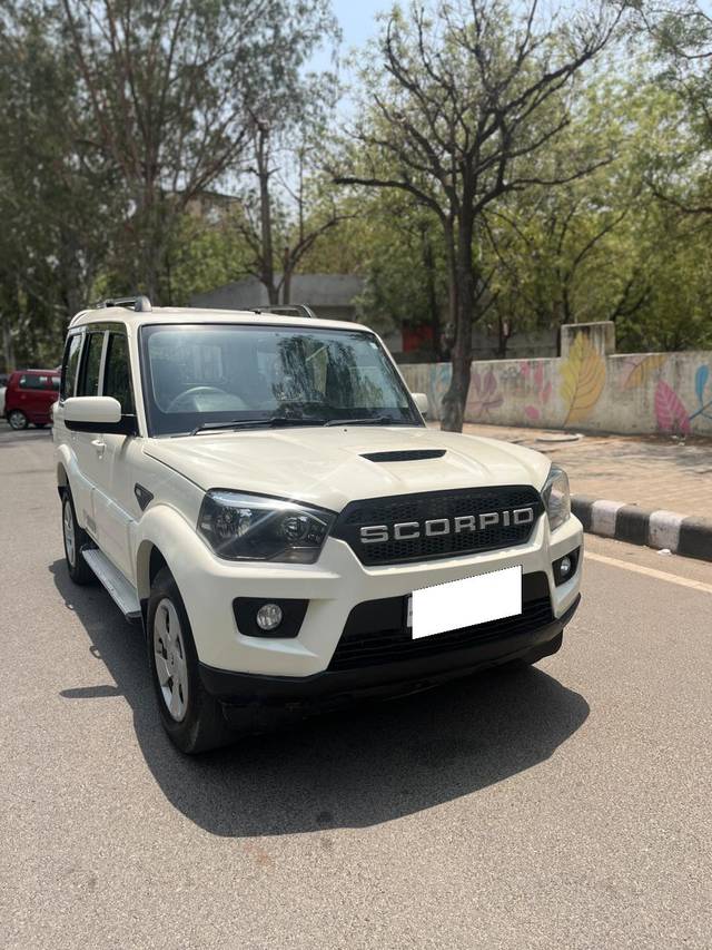 https://images10.gaadi.com/usedcar_image/4021229/original/processed_5358114cb734f94e3e7c407434dbffa3.jpg?imwidth=6400