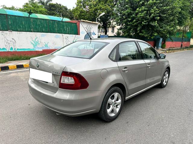 https://images10.gaadi.com/usedcar_image/4021709/original/processed_2305409a28c0c519f8ae61864bcfa5f0.jpg?imwidth=6401