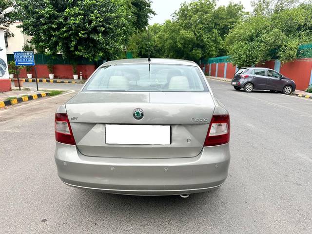 https://images10.gaadi.com/usedcar_image/4021709/original/processed_9ee41a5d5ca46948962255aeae1c4a65.jpg?imwidth=6402