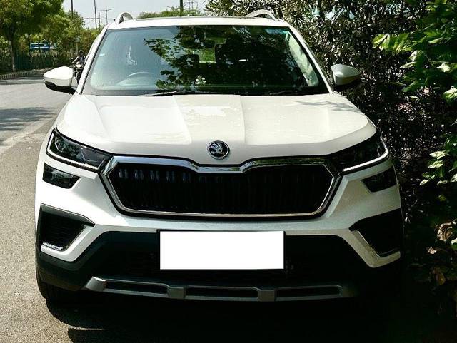 https://images10.gaadi.com/usedcar_image/4023204/original/processed_8798ce39-b33f-49ca-99c9-6e50a0761f05.jpeg?imwidth=6402