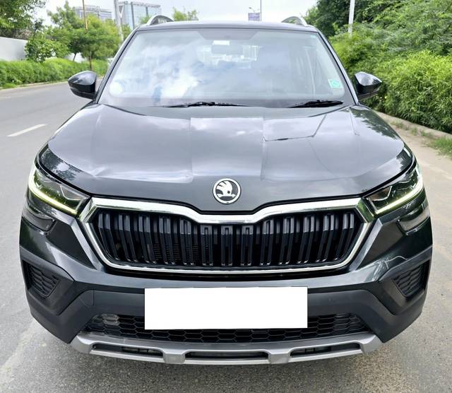 https://images10.gaadi.com/usedcar_image/4023989/original/processed_71ee6b031b2e466472eed762c9882cbd.jpg?imwidth=6402