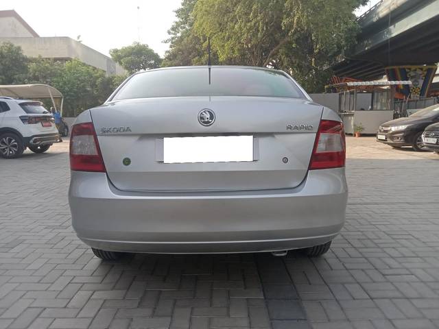 https://images10.gaadi.com/usedcar_image/4024206/original/processed_72094a86e22ba65e0456495e7a3cc386.jpeg?imwidth=6402