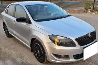 Skoda Rapid 2014-2016 Skoda Rapid 1.5 TDI AT Style Plus Black Package