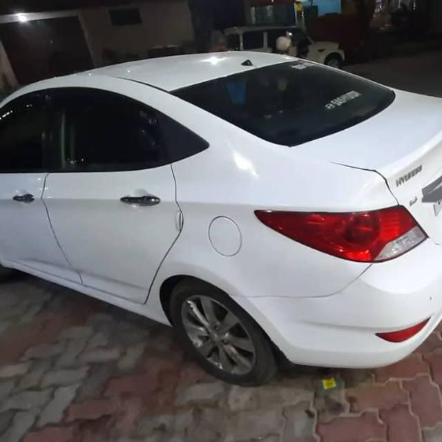 https://images10.gaadi.com/usedcar_image/4026718/original/processed_f73b8b48-573e-48af-9b3b-74cc70030509.jpg?imwidth=6402